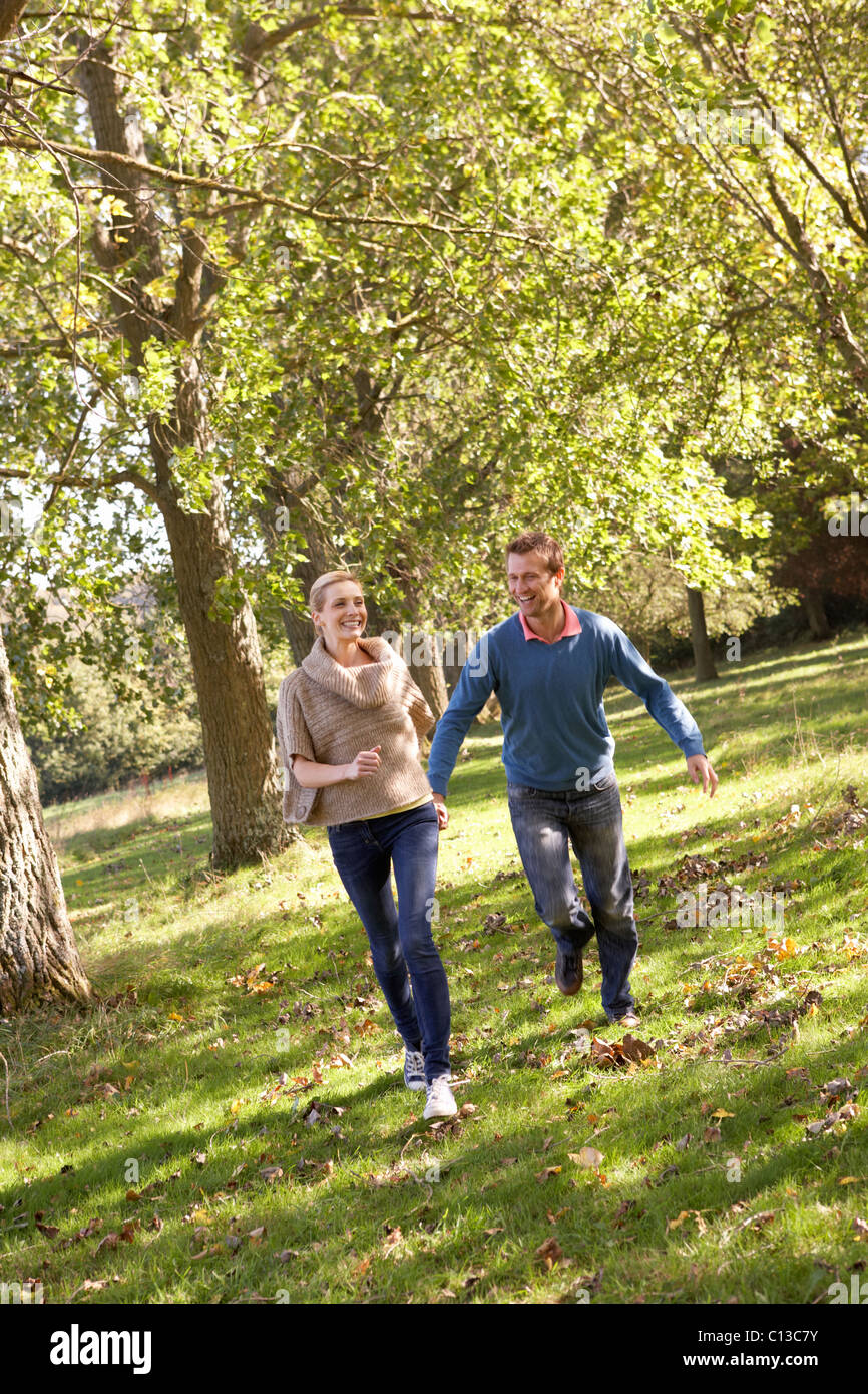 Coppia giovane divertirsi nel parco Foto Stock