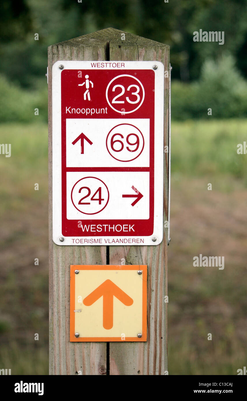 Un itinerario a piedi segno posto su di un punto di giunzione (knooppunt) su un sentiero vicino Zillebeke, (vicino a Ieper (Ypres)), Belgio. Foto Stock