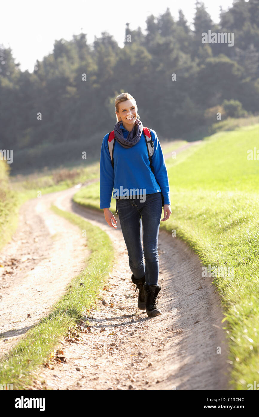 Giovane donna passeggiate nel parco Foto Stock