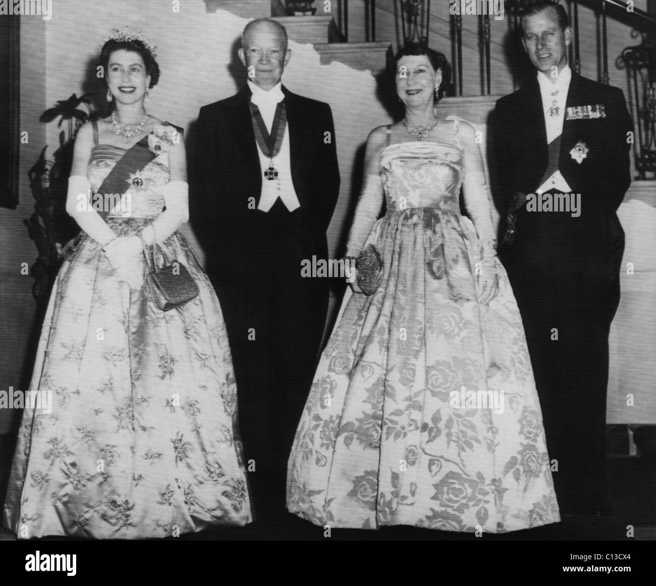 Presidente Dwight D. Eisenhower, lo stato prima di cena presso la Casa Bianca con Royal ospiti, da sinistra a destra: la Regina Elisabetta II la Regina del Regno Unito; il Presidente Eisenhower; First Lady Mamie Eisenhower; il principe Filippo, il Duca di Edimburgo; alla Casa Bianca, 18 ottobre 1957. Foto Stock