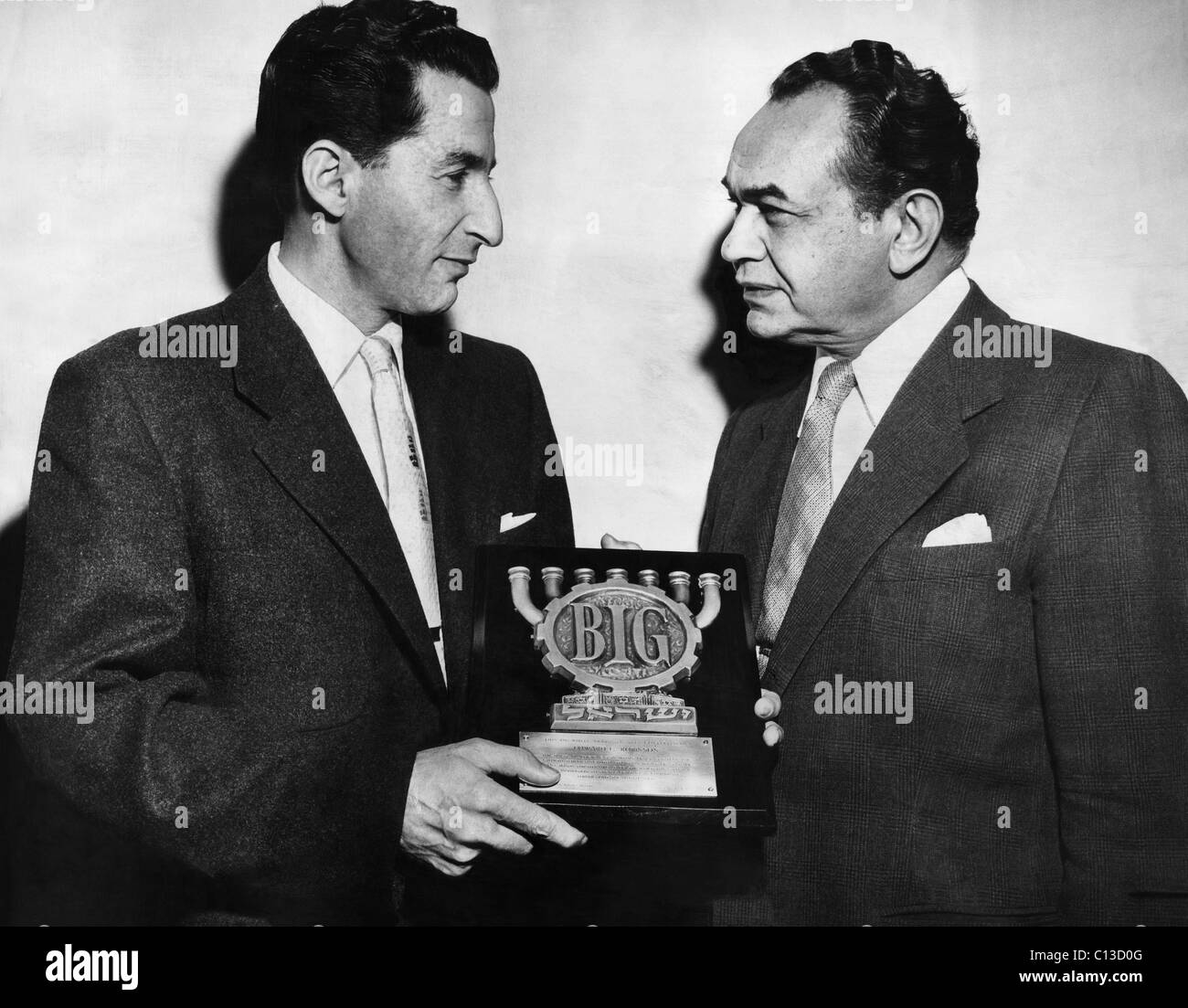 Harry Beilin, west coast consul per lo Stato di Israele, presenta Edward G. Robinson con la grande ruota award per il suo sostegno di legami per Israele campagna, 1953 Foto Stock