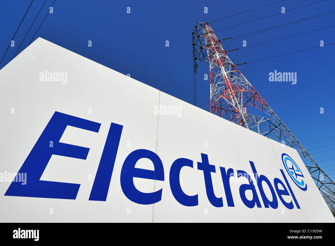 Energia elettrica ad alta tensione pilone e firmare con il logo di energy corporation Electrabel, Gand, Belgio Foto Stock