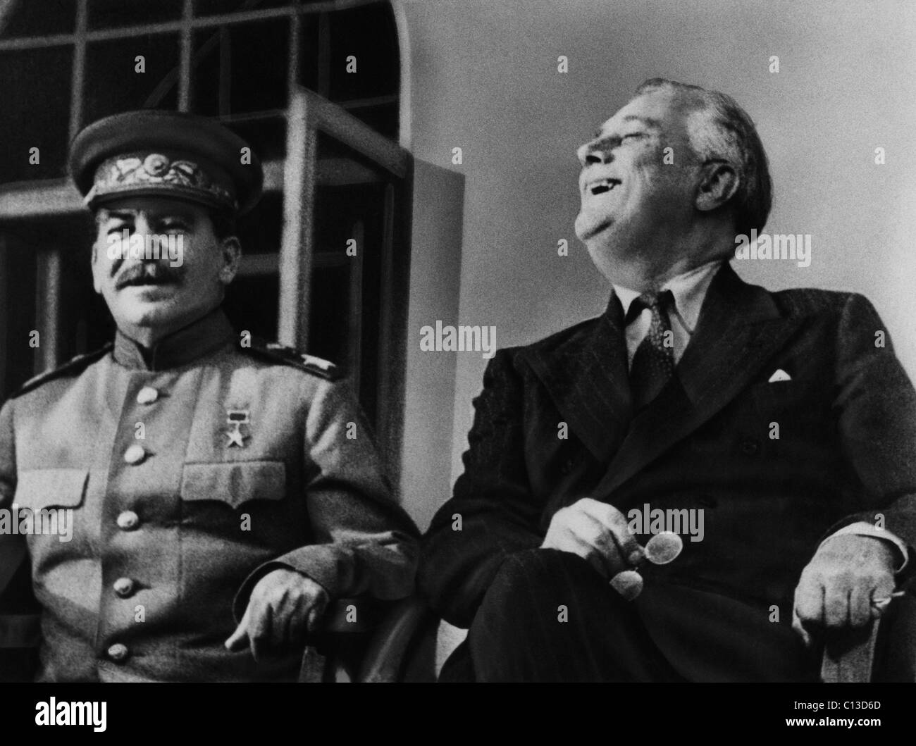 La seconda guerra mondiale. Premier sovietico Josef Stalin e il presidente statunitense Franklin Delano Roosevelt sulla veranda dell'Ambasciata russa a Tehran, Iran, 1943. Foto Stock