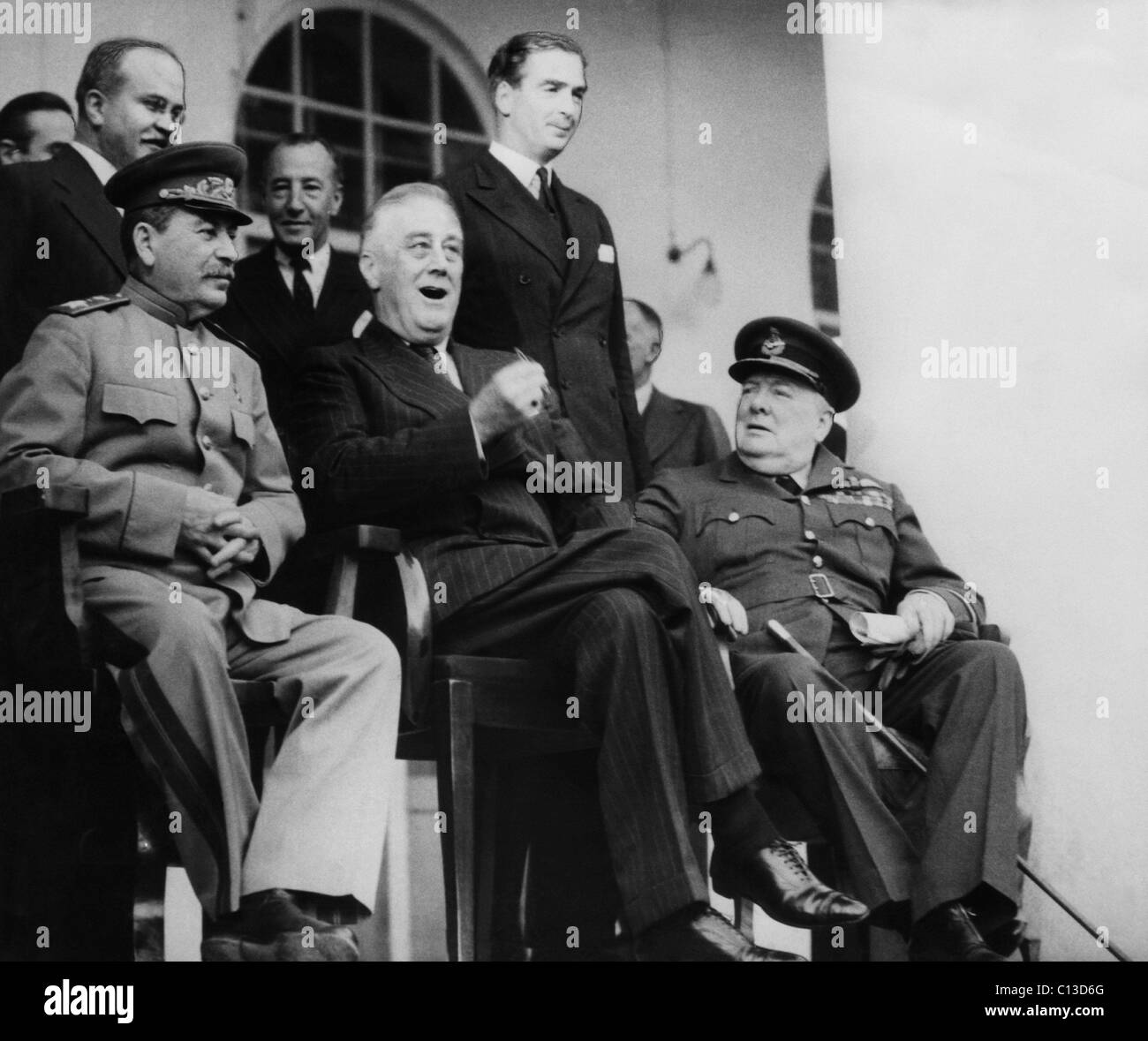 La seconda guerra mondiale. Premier sovietico Josef Stalin, il presidente statunitense Franklin Delano Roosevelt e il Primo ministro inglese Winston Churchill all'ambasciata russa a Tehran, Iran, 1943. Foto Stock