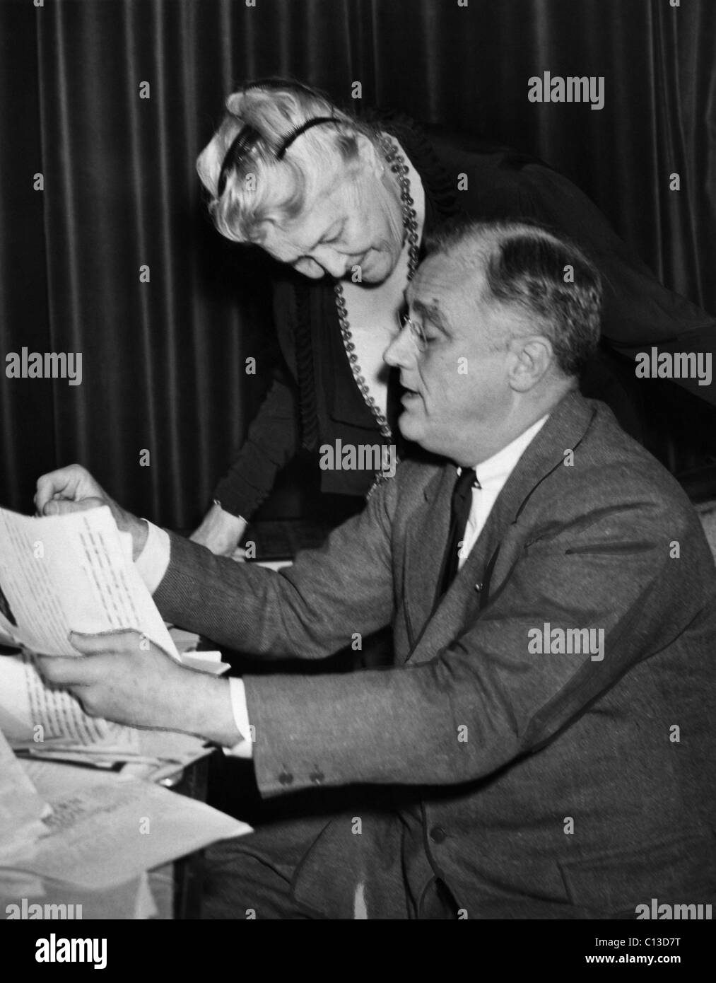 FDR Presidenza. Sara Delano Roosevelt (madre di FDR), con noi il Presidente Franklin Delano Roosevelt, circa metà-1930s. Foto Stock