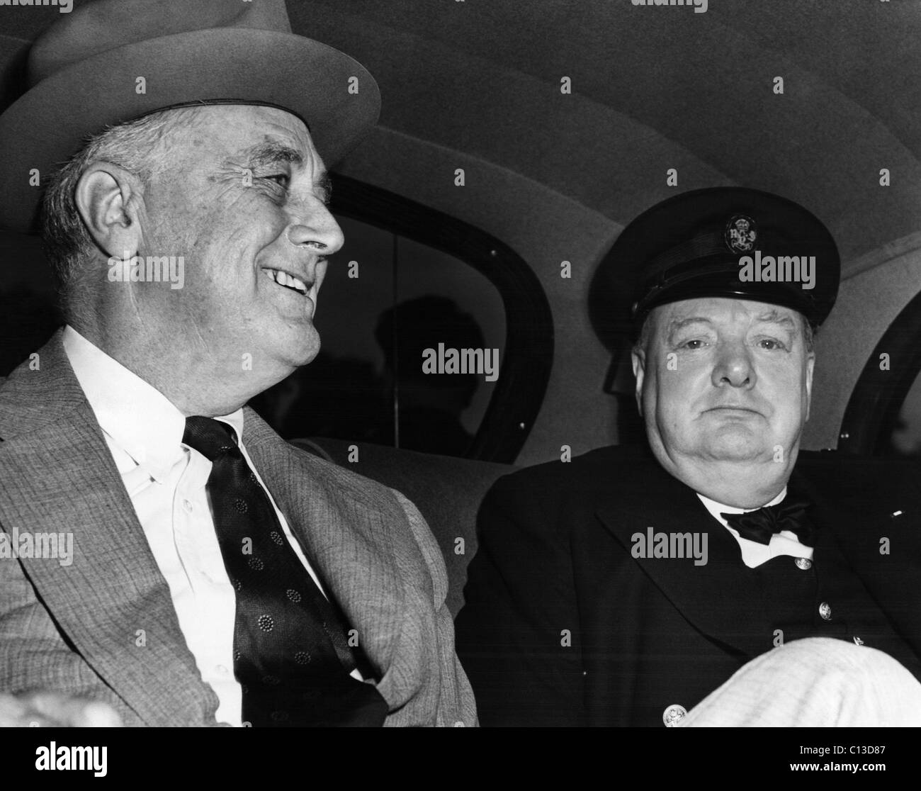 La seconda guerra mondiale. Il presidente statunitense Franklin Delano Roosevelt con il Primo ministro inglese Winston Churchill, arrivando a Washington D.C. per la terza Conferenza di Washington (nome in codice Trident), 11 maggio 1943. Foto Stock