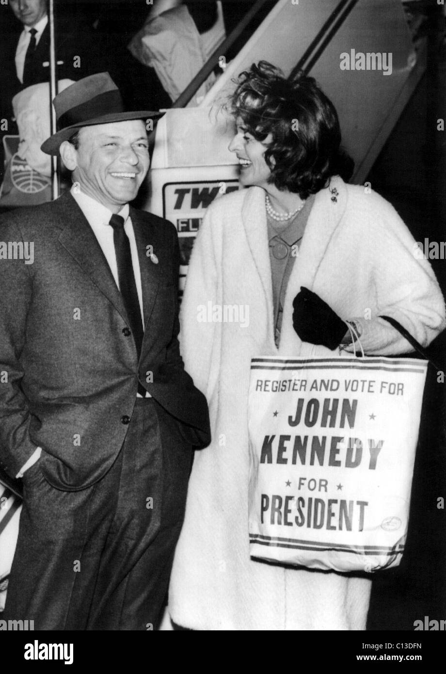 FRANK SINATRA e PATRICIA KENNEDY LAWFORD campagna help per J.F.K., 1960 Foto Stock