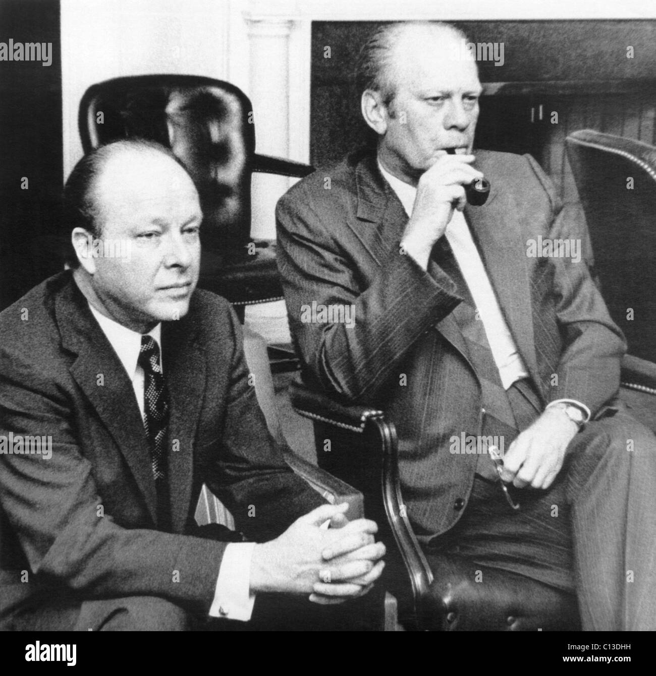 Da sinistra: Roy Ash (direttore dell'Ufficio di gestione e bilancio) e Presidente Gerald Ford watch elezione ritorna alla Casa Bianca. Washington, DC, 5 novembre 1974 Foto Stock