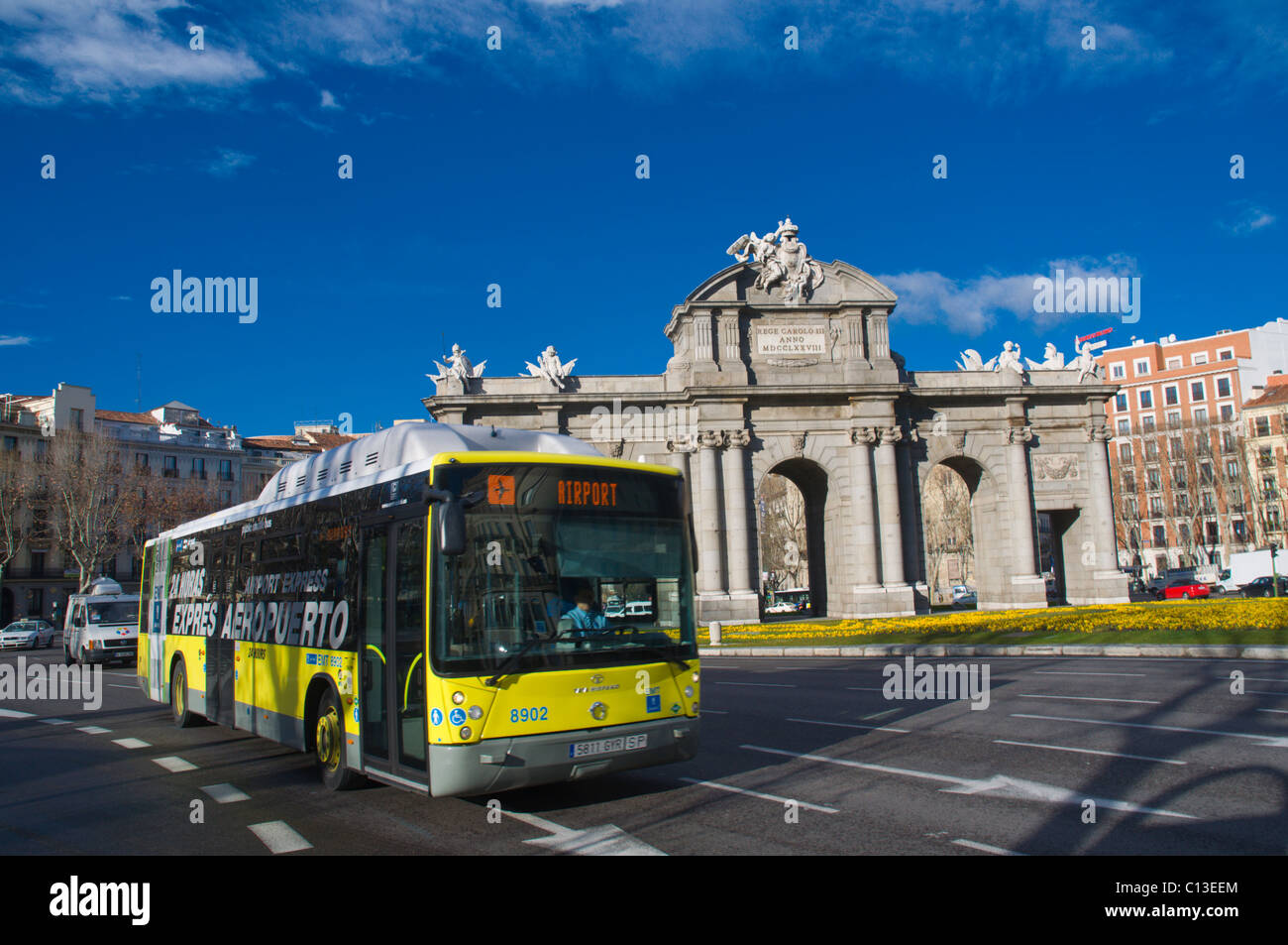 Bus dall' aeroporto fino a Plaza de la Independencia square rotonda centrale di Madrid Spagna Europa Foto Stock
