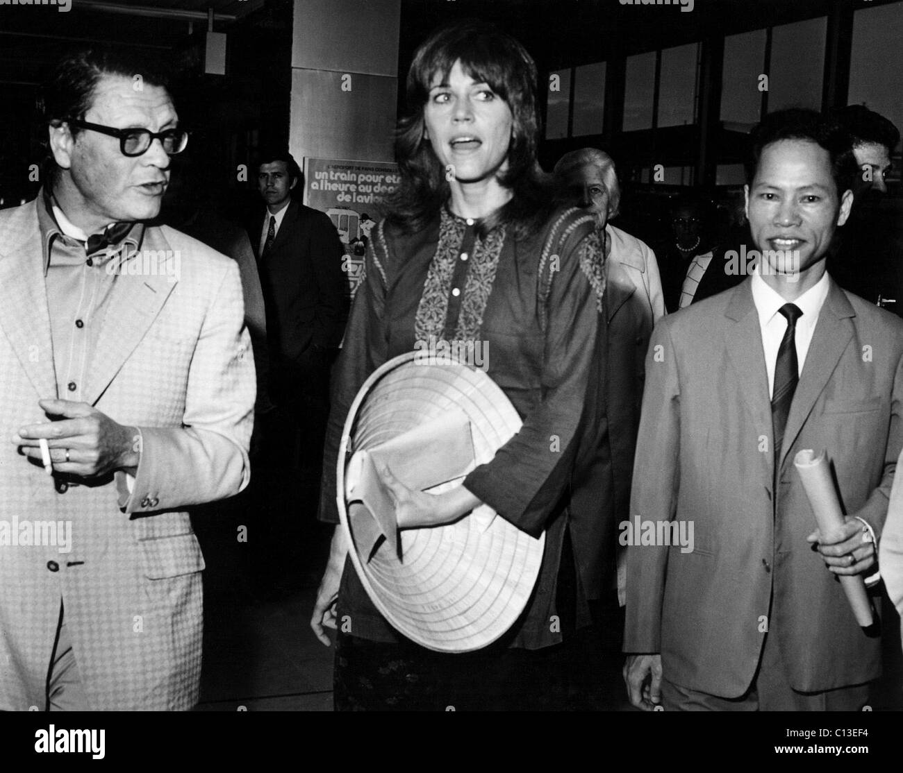 Jane Fonda (centro) arrivando a Parigi dopo il viaggio in Vietnam del Nord ha salutato da Vu Van Xung (destra) del Vietnam del Nord legazione, 7/23/72 Foto Stock
