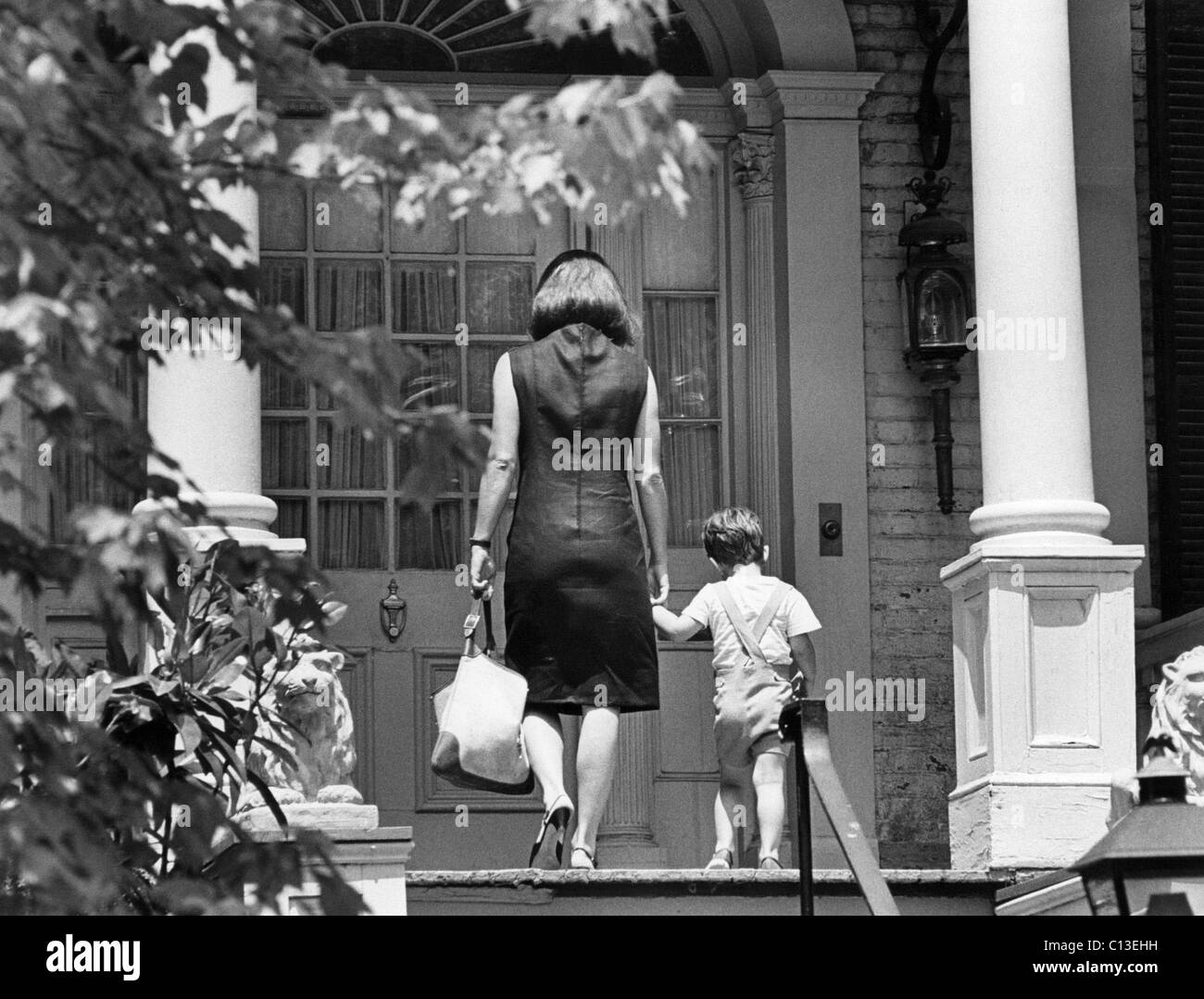 Jacqueline Kennedy e John F. Kennedy Jr., a piedi fino alla parte anteriore passi di casa Foto Stock