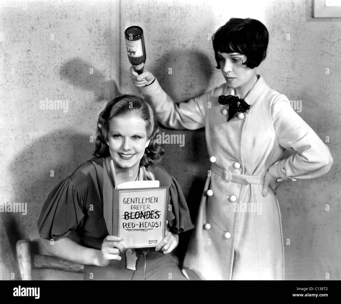 RED-HEADED WOMAN, Jean Harlow, Anita Loos in pubblicità foto, 1932 Foto Stock