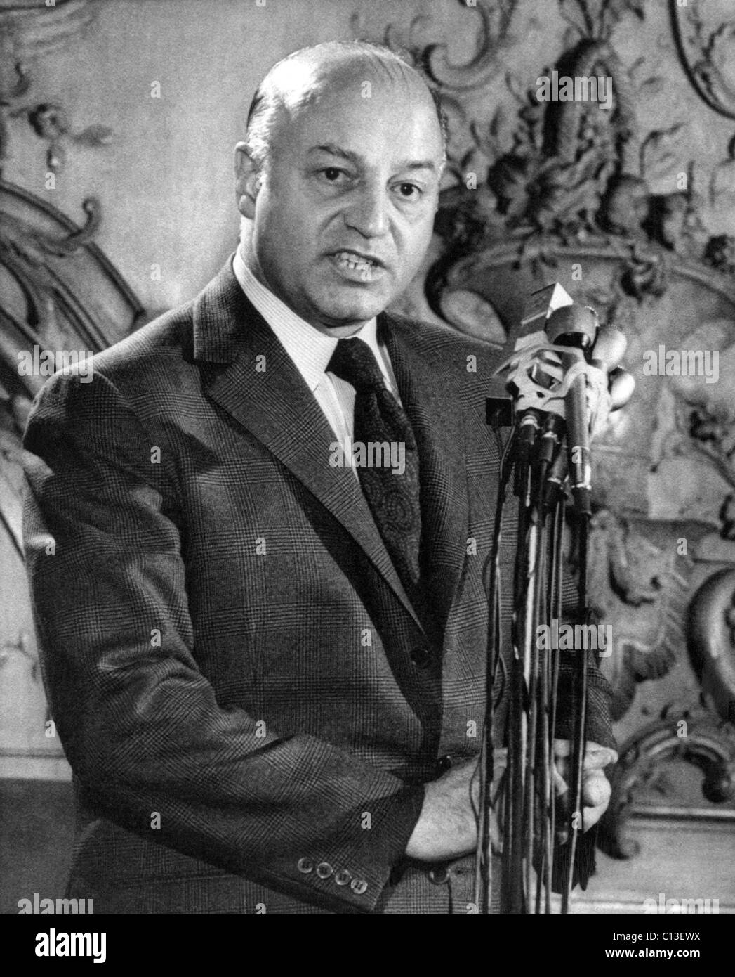 San Francisco sindaco Giuseppe ALioto raccontare una conferenza stampa che "io non deve eseguire per il governatore di questo volta intorno." egli sarebbe stato impegnativo che incombono Ronald Reagan. San Francisco, California, 12 Gennaio 1970 Foto Stock