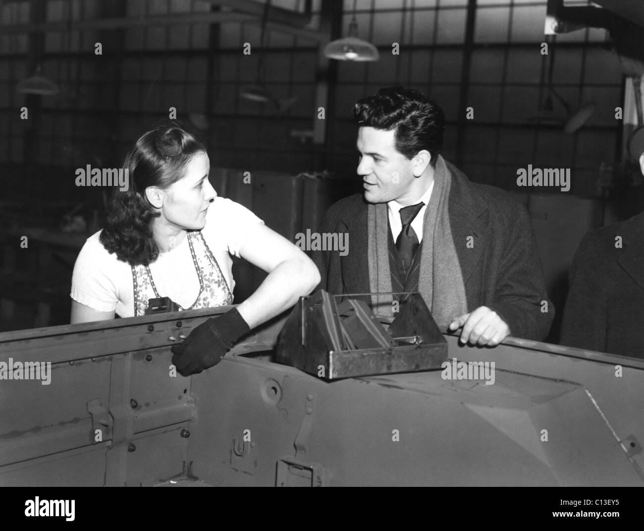 Toledo difesa guerra lavoratore MARGARET MENDOZA, girando le jeep per lo Zio Sam, è visitato da attore John Garfield durante il suo legame drive tour 1943 Foto Stock