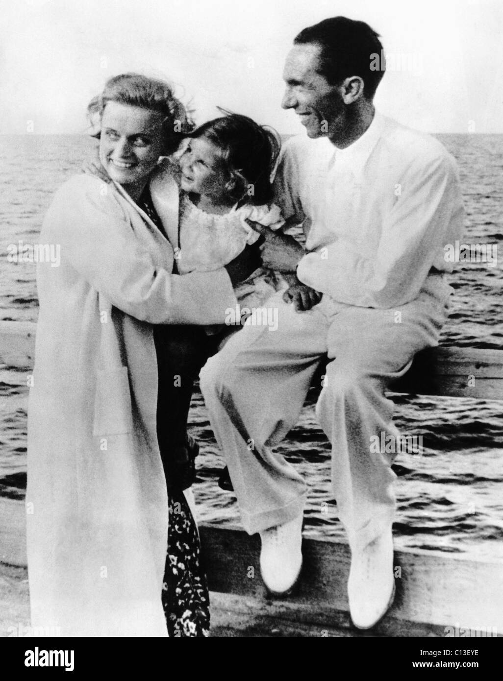 Reich il Ministro per la pubblica illuminazione e la Propaganda Joseph Goebbels, con sua moglie, Magda Goebbels, e la loro figlia, Helga Goebbels, in vacanza dal Mar Baltico, estate 1935 Foto Stock