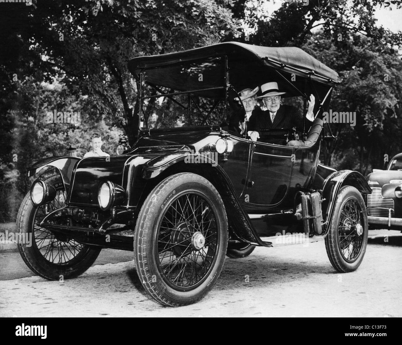 Rockefeller famiglia. Da sinistra: Abby Aldrich Rockefeller e il marito John D. Rockefeller Jr in un esperimento di auto elettriche, Tarrytown, New York, 4 Luglio 1943 Foto Stock