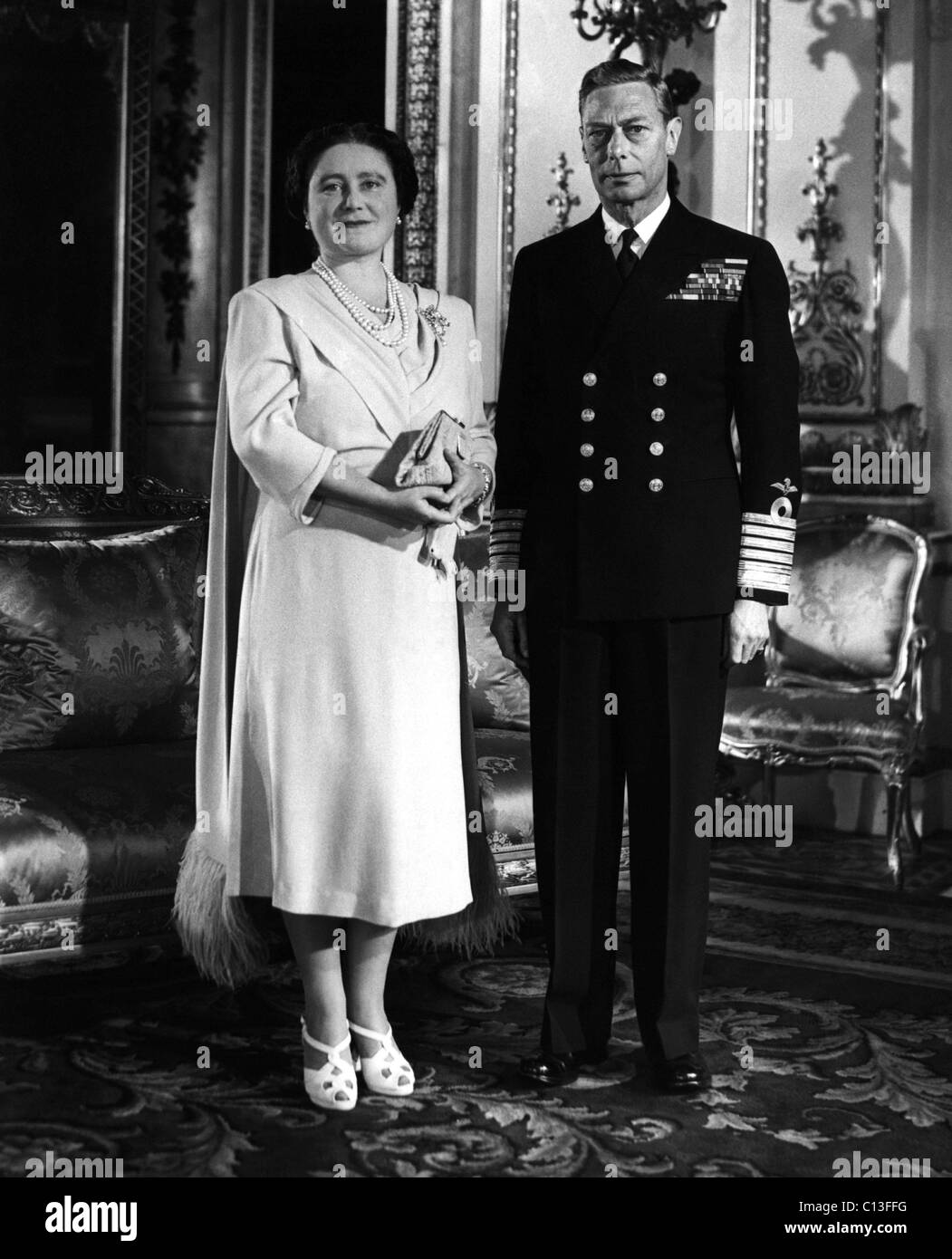 British royalty. British Queen Elizabeth (futura regina madre) e il re Giorgio VI di Inghilterra, Bianco Drawing Room, Buckingham Palace, London, England, 1947. Foto Stock