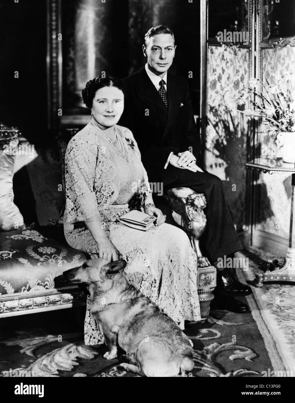 British royalty. British Queen Elizabeth (futura regina madre) e il re Giorgio VI di Inghilterra, Bianco Drawing Room, Buckingham Palace, London, England, circa 1940s. Foto Stock