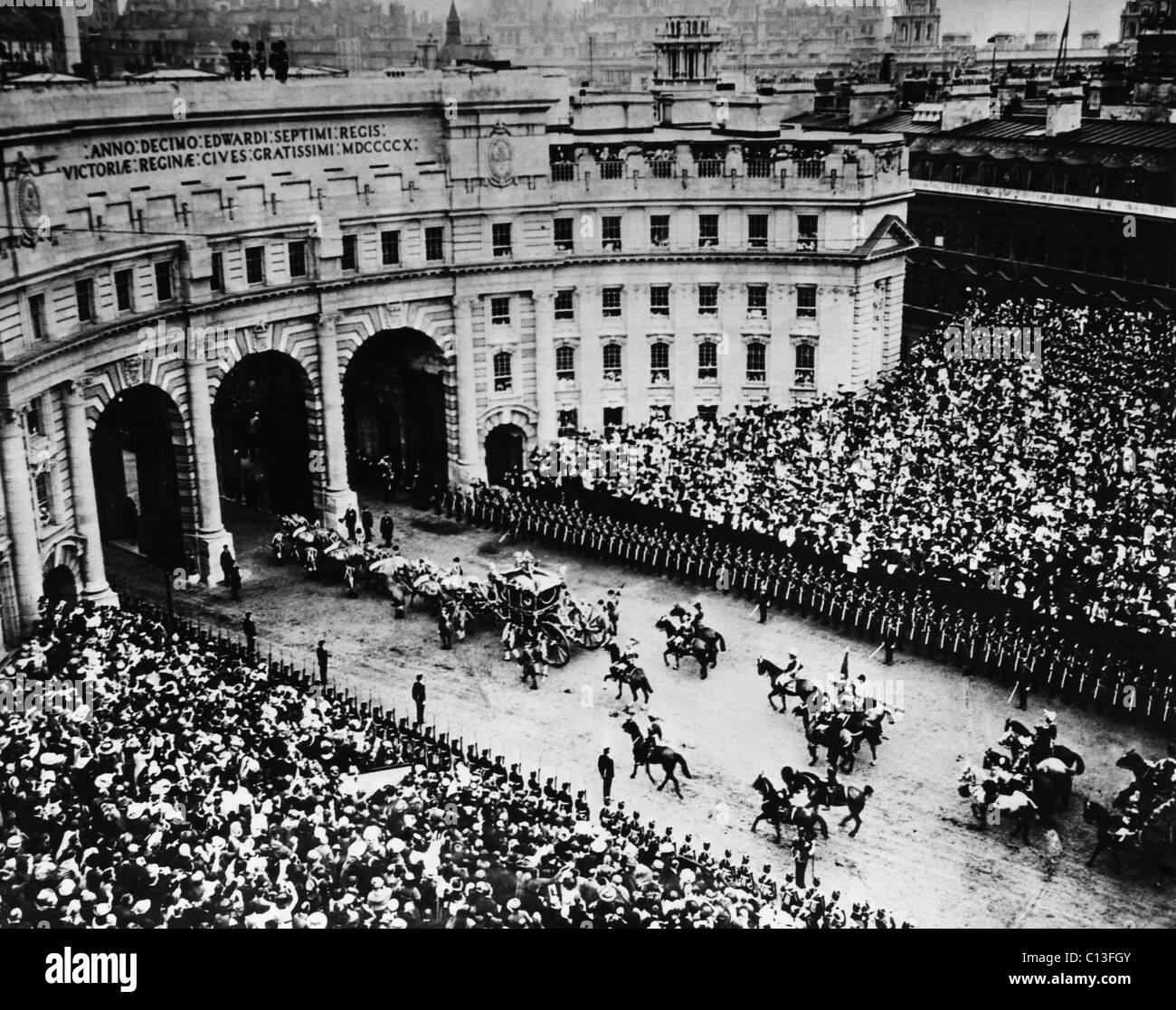 British royalty. Processione di incoronazione del Re Giorgio V d'Inghilterra, Admiralty Arch, Londra, Inghilterra, 22 giugno 1911. Foto Stock