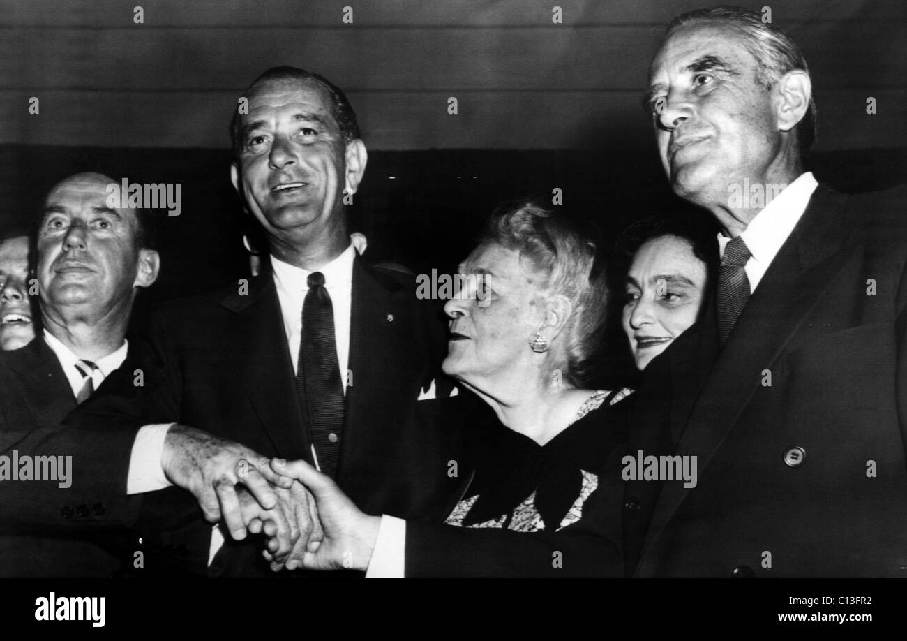 Lyndon Johnson. Da sinistra: il futuro del partito democratico candidato presidenziale Adlai Stevenson, siamo il leader della maggioranza del senato (e futuri Foto Stock