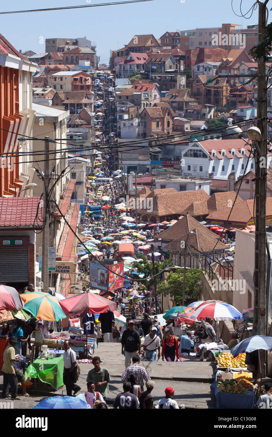 Antananarivo, o Tana. Capitale del Madagascar. Vista di un occupato Zoma (mercato) street. Foto Stock