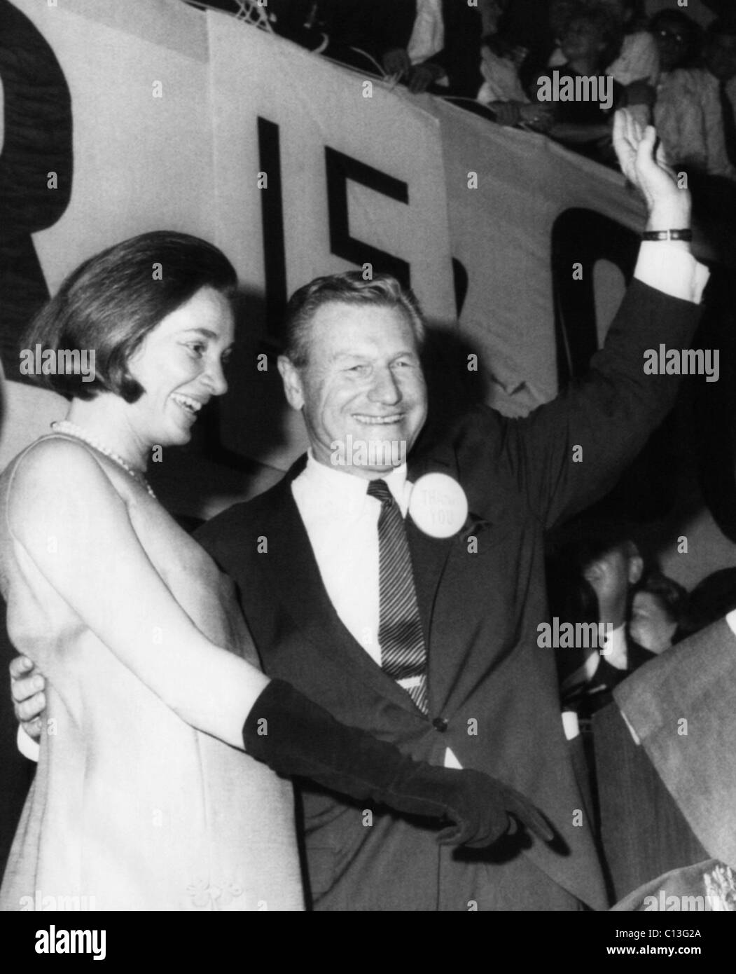 Rockefeller famiglia. Futuro secondo Lady Margaretta Murphy ("felice') Rockefeller e il marito, il governatore di New York (e futuro Vice Presidente USA) Nelson Rockefeller, a vincere un terzo mandato come governatore, 1966. Foto Stock