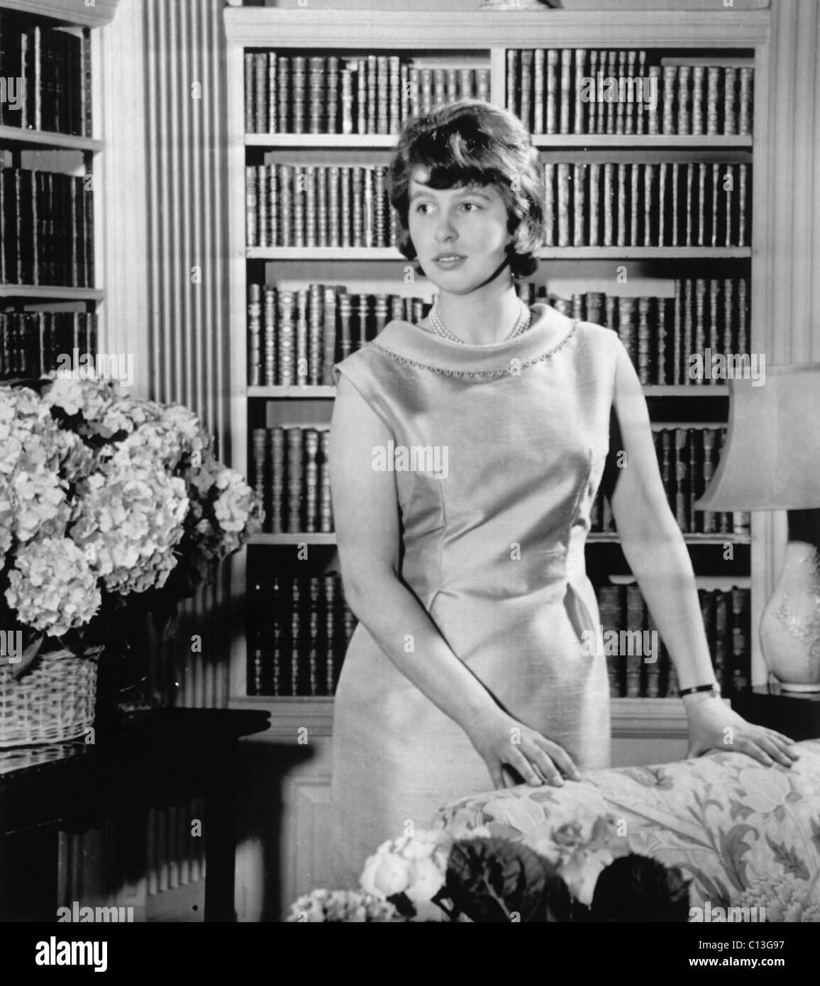 Princess Anne, la figlia della Regina Elisabetta II, sul suo sedicesimo compleanno, nella libreria a Buckingham Palace di Londra, agosto 15, 1966. Foto Stock