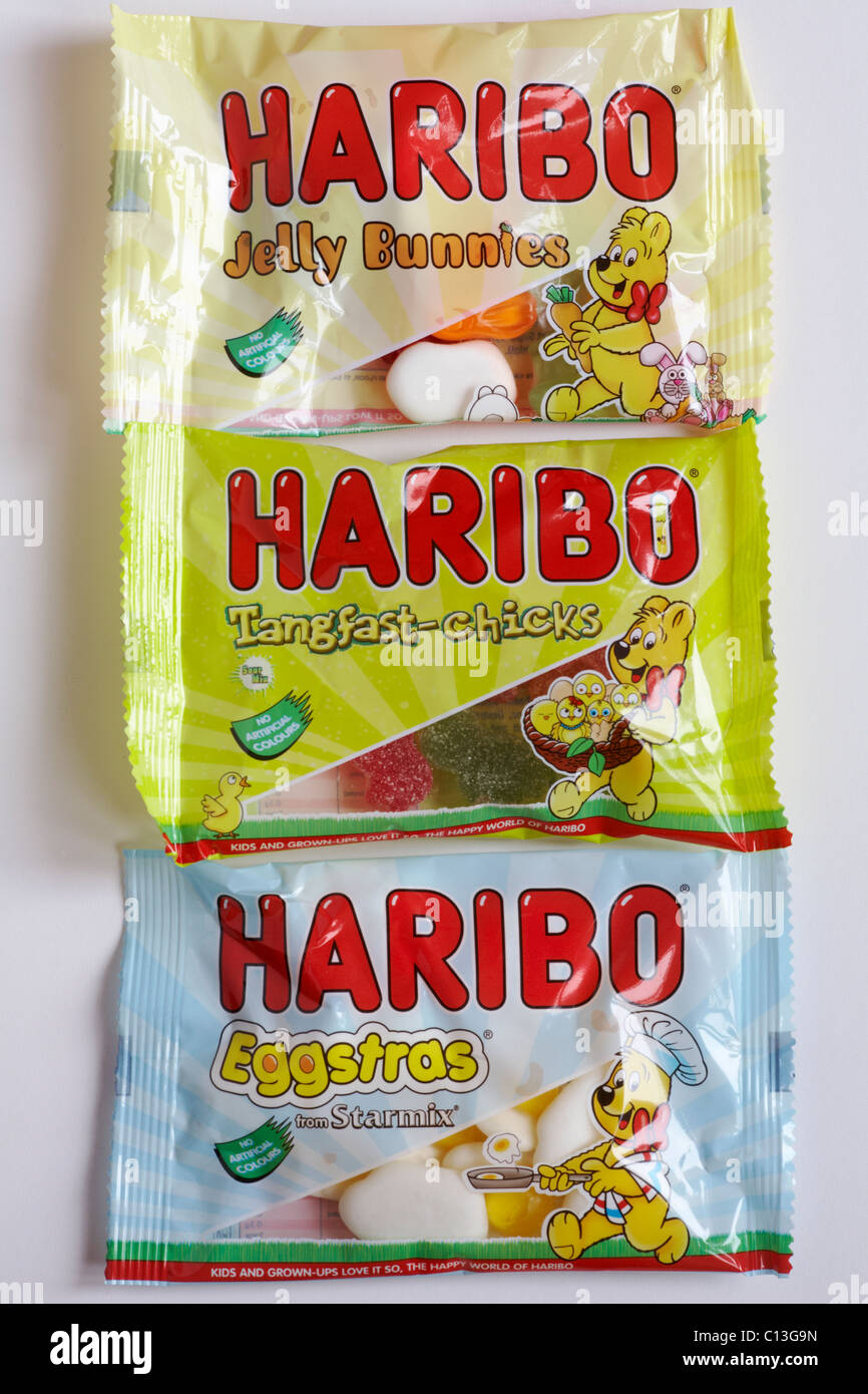 Pacchetti di Haribo Dolci pasquali - Jelly coniglietti, Tangfast-Pulcini e Eggstras dolci per Pasqua su sfondo bianco Foto Stock