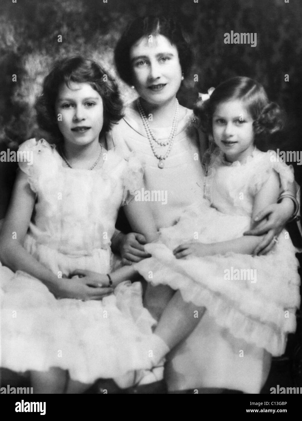La Regina Madre Elisabetta (centro), e i suoi figli, Princess (e futuri) Queen Elizabeth II (sinistra), e la principessa Margaret Rose (destra), sulla principessa Elisabetta l'undicesimo compleanno, 21 aprile 1937. Foto Stock
