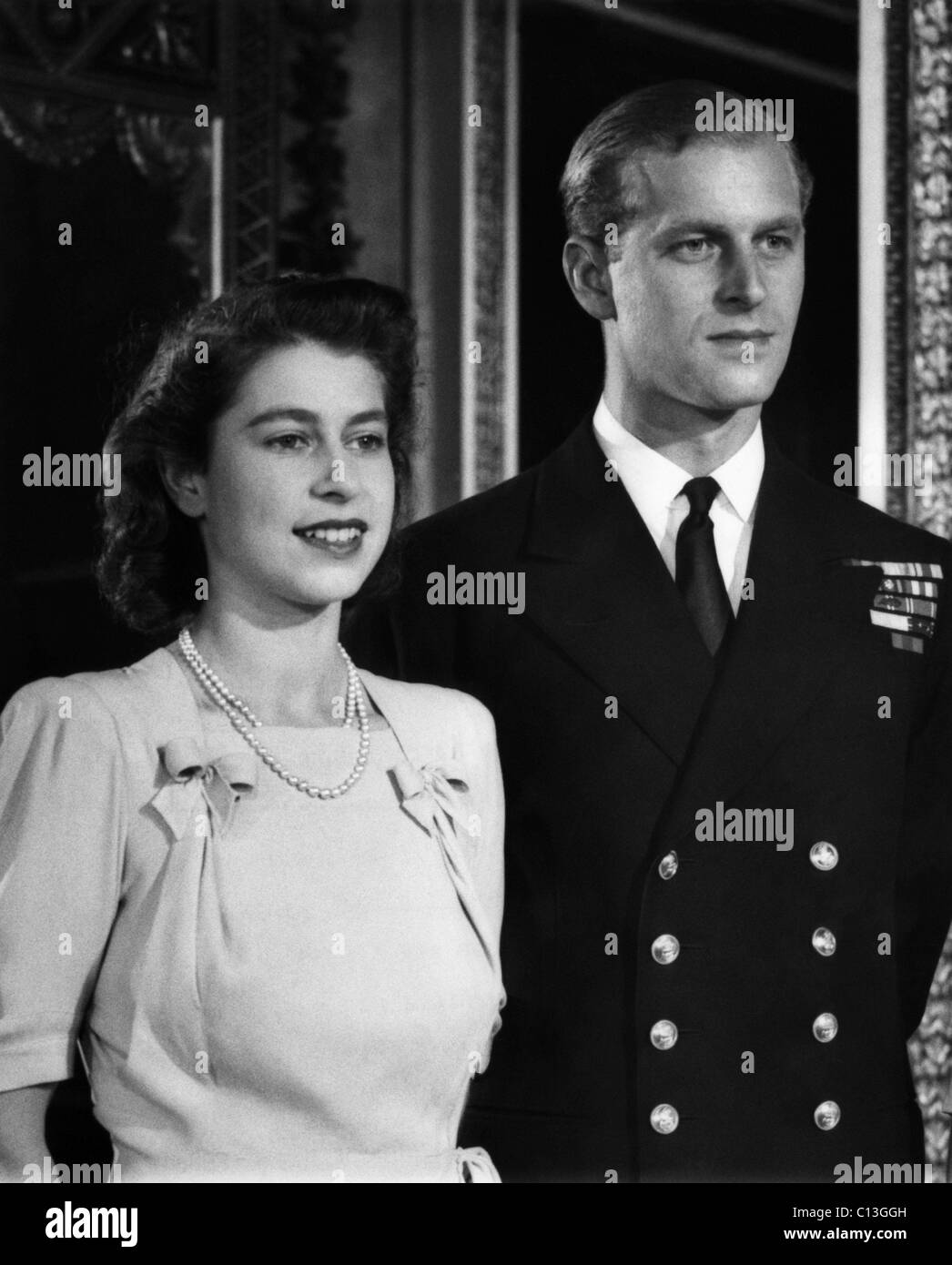 British royalty. Futura regina dell'Inghilterra la principessa Elisabetta e il Tenente Philip Mountbatten (futuro duca di Edimburgo il Principe Filippo), bianco Drawing Room, Buckingham Palace, London, England, 1947. Foto Stock