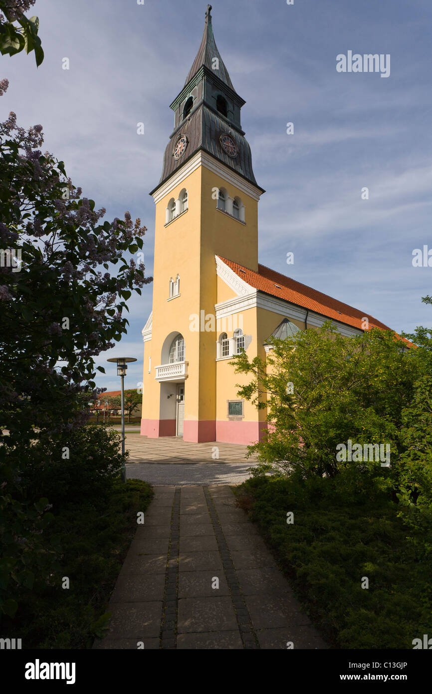 Sagen Kirke nel tradizionale Skagen giallo con il percorso. La chiesa a Skagen è dipinta la stessa colori luminosi come la città Foto Stock