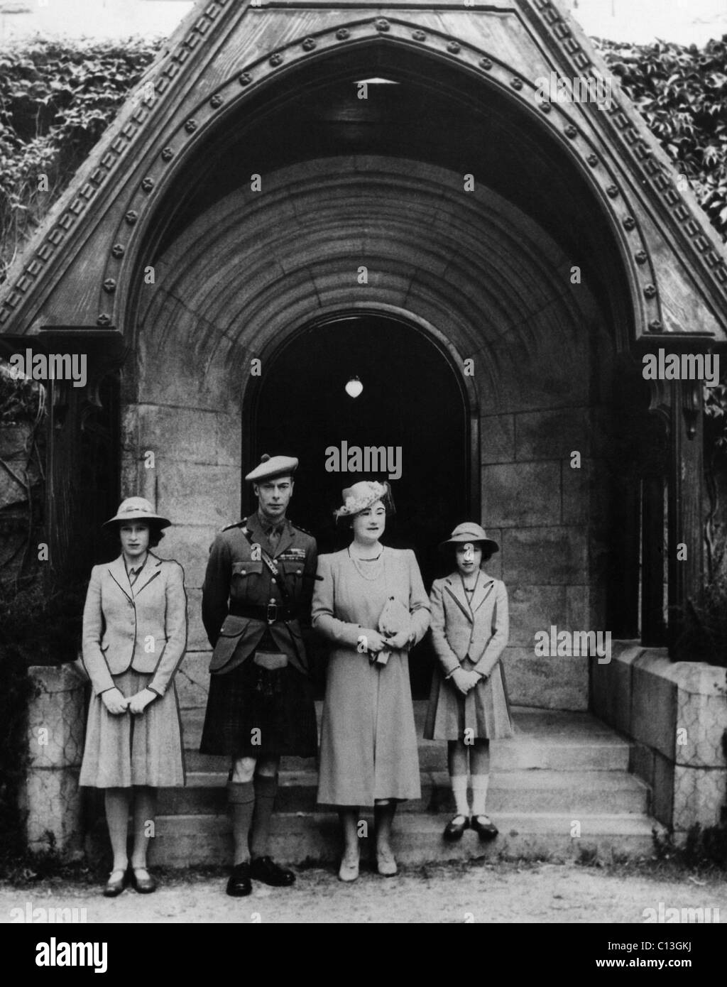 Famiglia Reale Britannica. Da sinistra: Futuro British Queen la principessa Elisabetta, British King George VI, British Queen Elizabeth (futura regina madre), futuro Contessa di Snowdon Principessa Margaret, Scozia, circa primi 1940s. Foto Stock