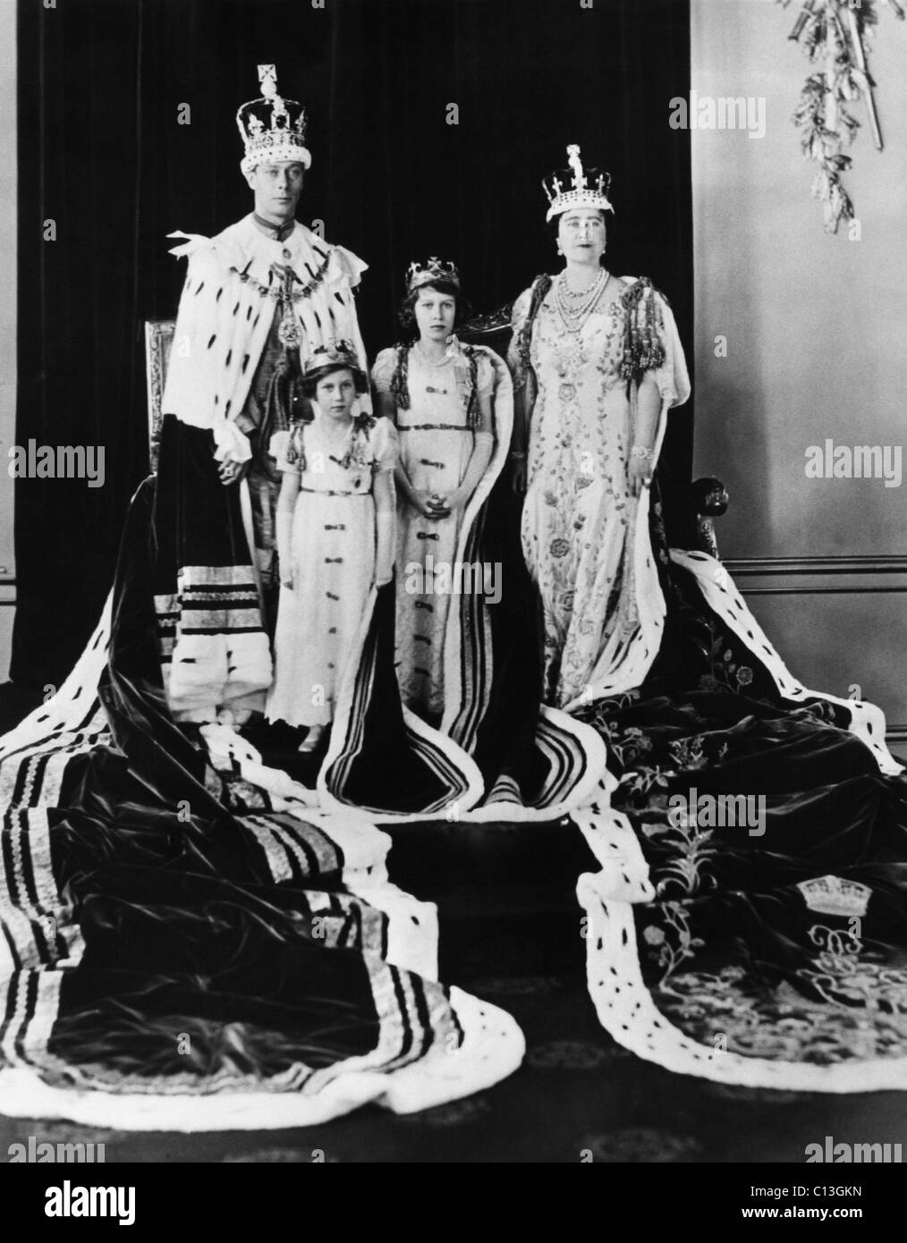 Famiglia Reale Britannica. Da sinistra: British King George VI, Futuro Contessa di Snowdon Principessa Margaret, Futuro British Queen la principessa Elisabetta, British Queen Elizabeth (futura regina madre), il Re della incoronazione, Buckingham Palace, 12 maggio 1937. Foto Stock