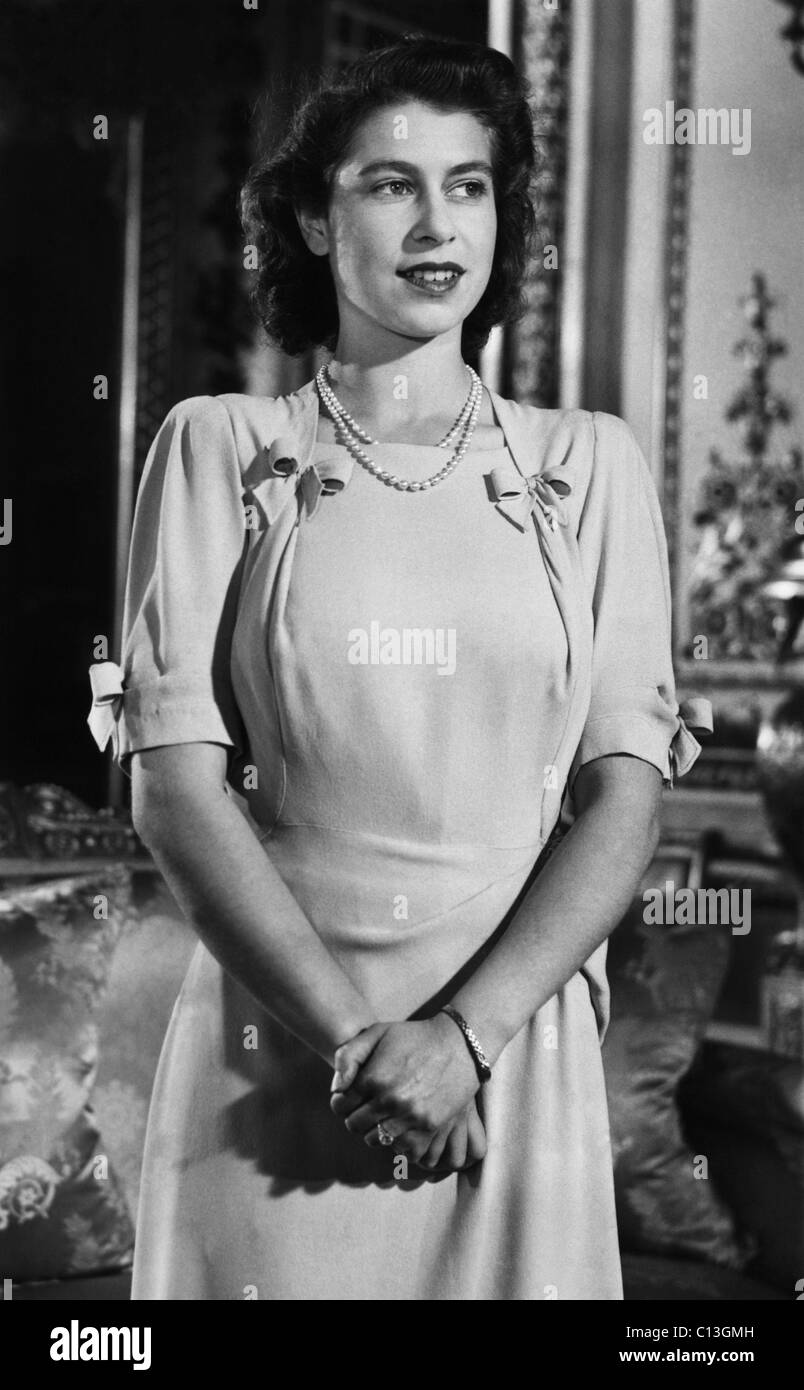 British royalty. Futura regina dell'Inghilterra la principessa Elisabetta nel bianco Drawing Room di Buckingham Palace a Londra, Inghilterra, 1947. Foto Stock