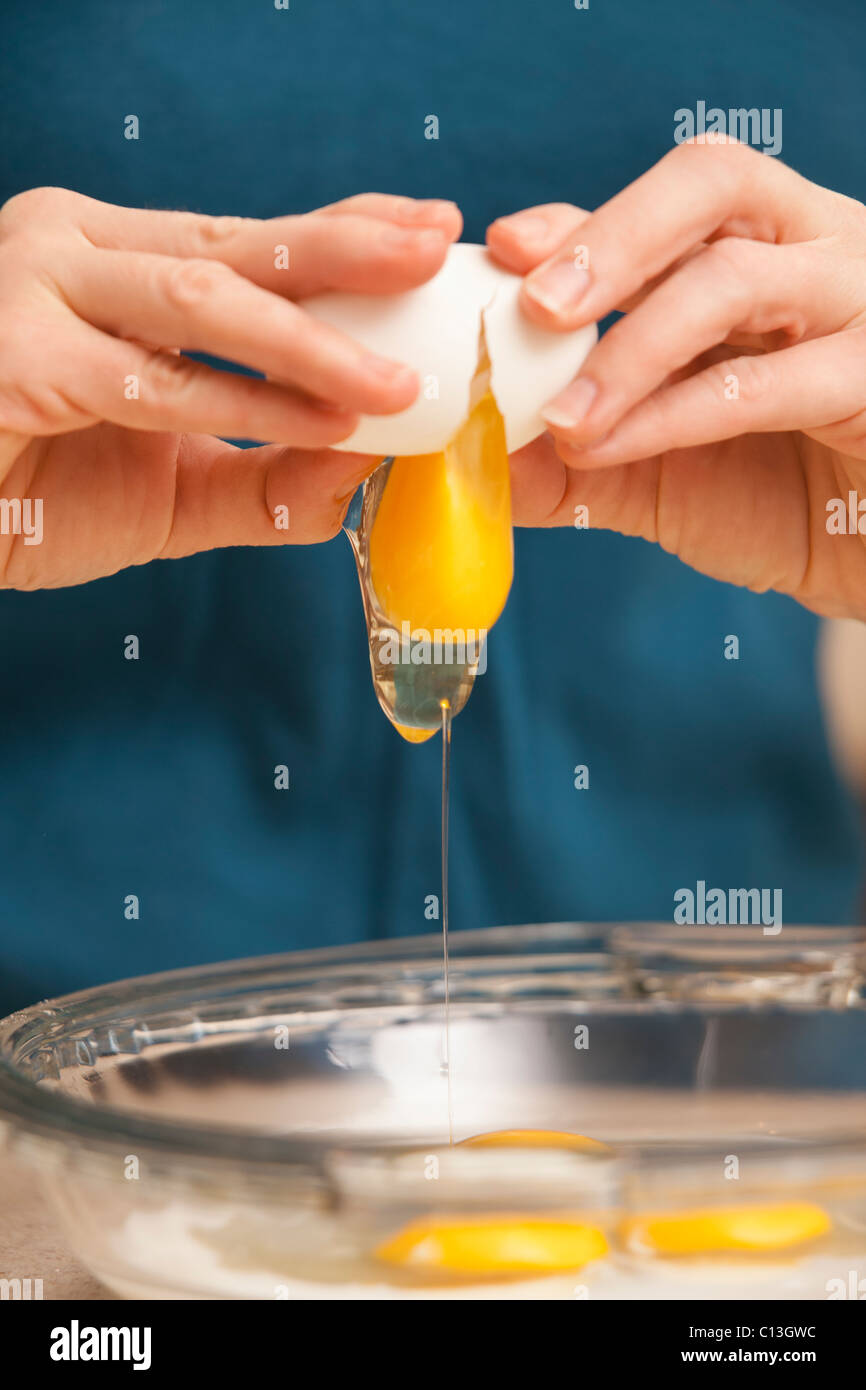 Stati Uniti d'America, Utah, Lehi, Womans mani uova di cracking Foto Stock