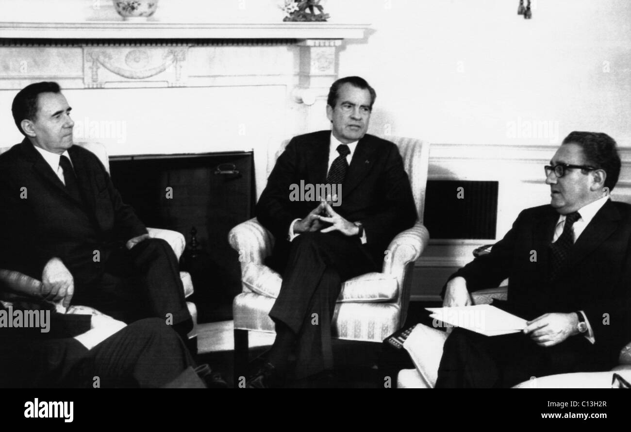 1974 Noi presidenza, Guerra Fredda. Da sinistra: il Ministro degli esteri sovietico Andrei Gromyko parla con noi il presidente Richard Nixon e il Segretario di Stato Henry Kissinger, Washington, D.C., 1974 Foto Stock