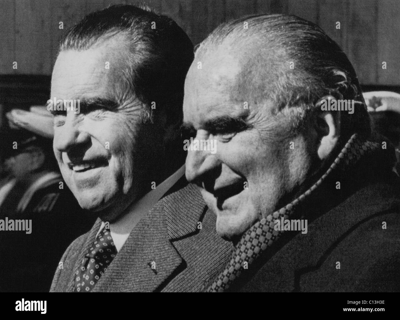 1973 Noi presidenza, relazioni internazionali. Il presidente statunitense Richard Nixon incontra il presidente francese Georges Pompidou a Reykjavik, Islanda, 1973. Foto Stock