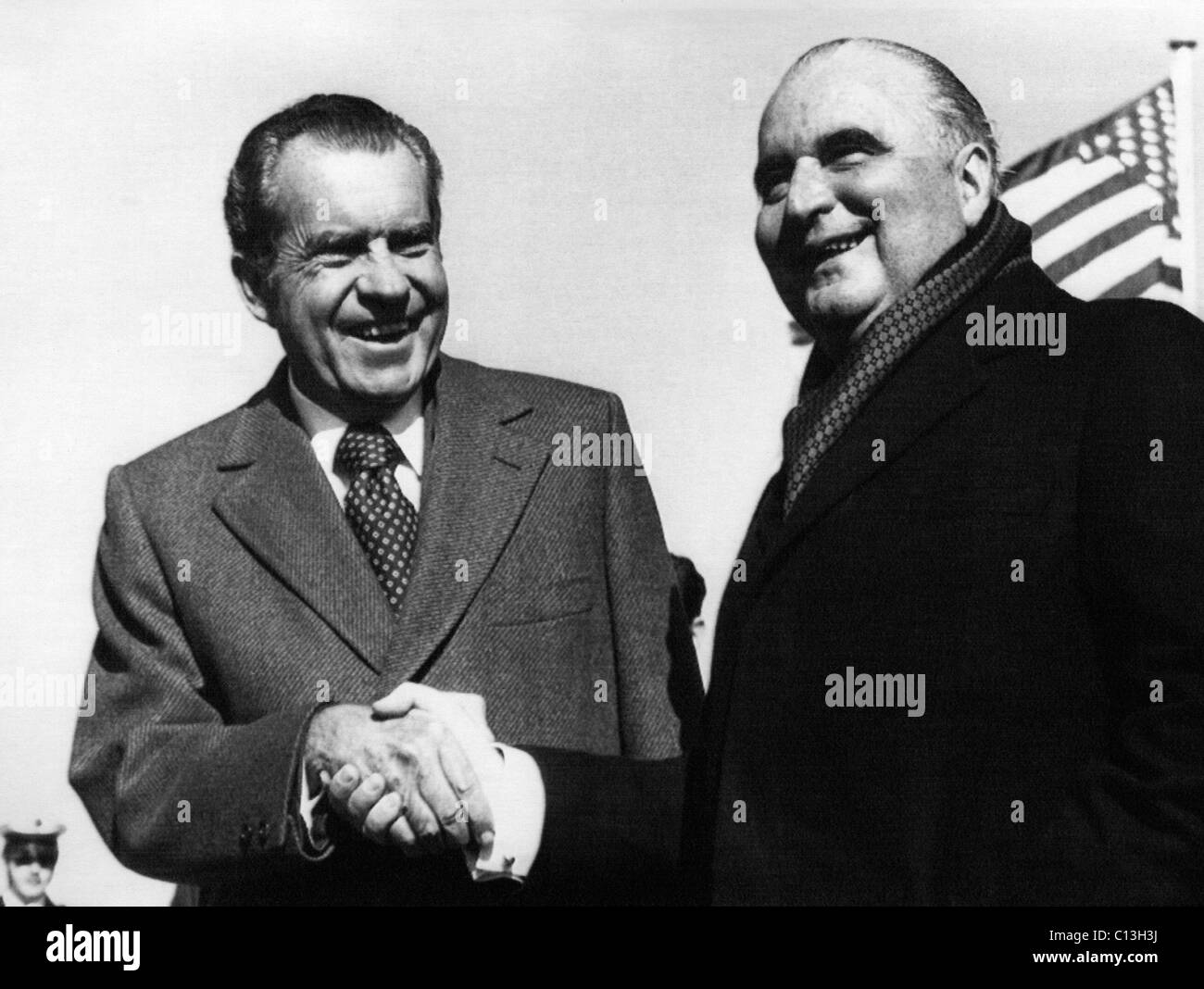 1973 Noi presidenza, relazioni internazionali. Il presidente statunitense Richard Nixon incontra il presidente francese Georges Pompidou a Reykjavik, Islanda, 1973. Foto Stock