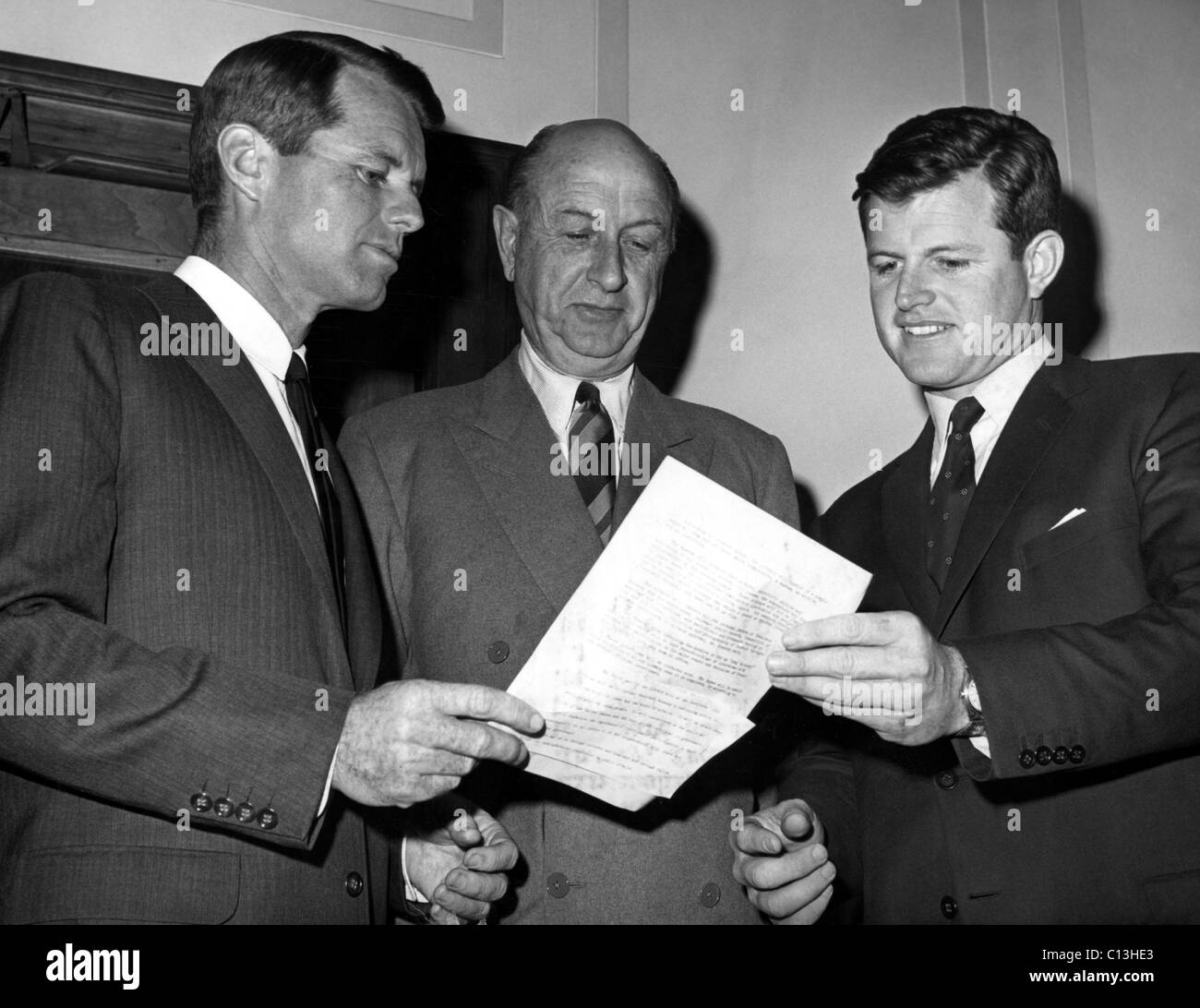 Il procuratore generale Robert Kennedy (l) e il senatore Edward "" Ted Kennedy (r) presente Eugene nero con posizione di presidente della Fondazione per il John F. Kennedy Library, Washington, 13 gennaio 1964. Foto Stock