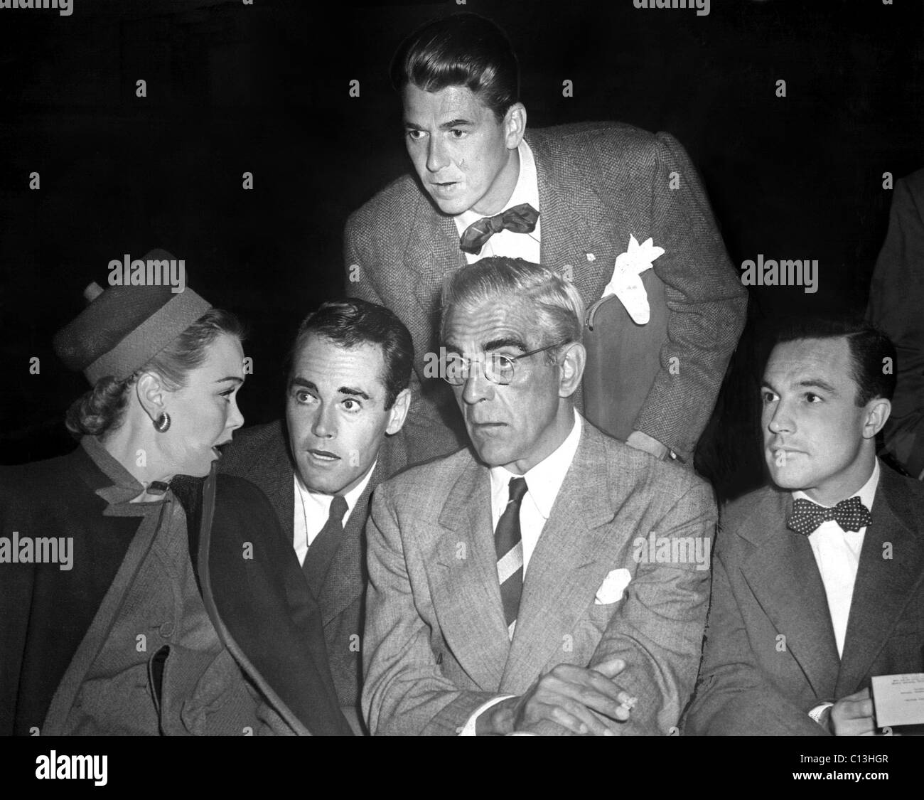 Jane Wyman, Henry Fonda, Ronald Reagan, Boris Karloff, Gene Kelly in corrispondenza di una situazione di emergenza Screen Actors Guild riunione per discutere lo sciopero, 10/3/46 Foto Stock