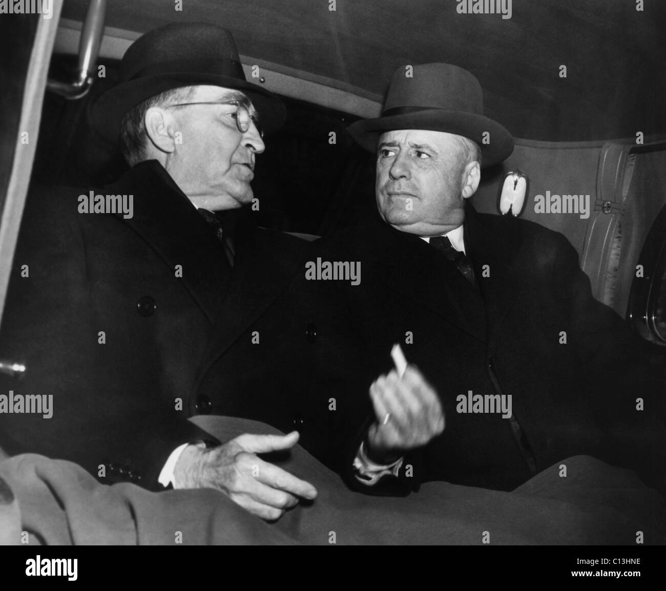 Presidente della Camera dei Rappresentanti, William B. Bankhead di Alabama, il leader della maggioranza del Sam Rayburn, veterano Texas democrat, arrivando alla Casa Bianca a Washington DC, Dicembre 28, 1938. Foto Stock