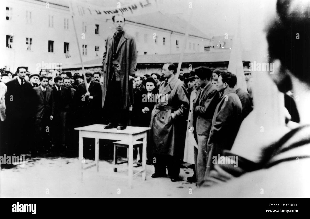 Simon Wiesenthal (accanto al tavolo) a sfollati rally per contrassegnare la dichiarazione di indipendenza dello Stato di Israele, circa 1947 Foto Stock
