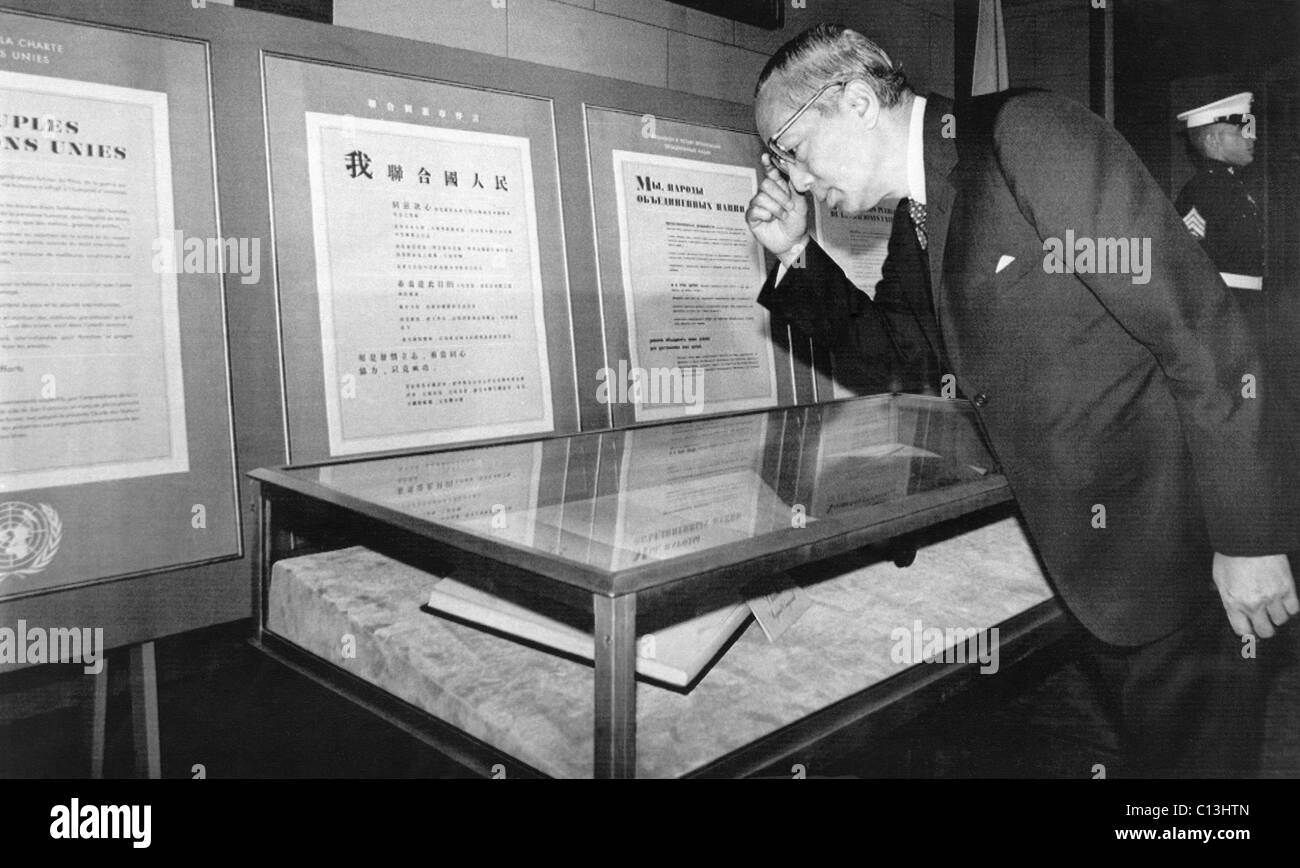 Il segretario generale delle Nazioni Unite U Thant esaminando la carta delle Nazioni Unite, visualizzato nel rispetto del suo venticinquesimo anniversario. San Francisco, California, 26 giugno 1970 Foto Stock