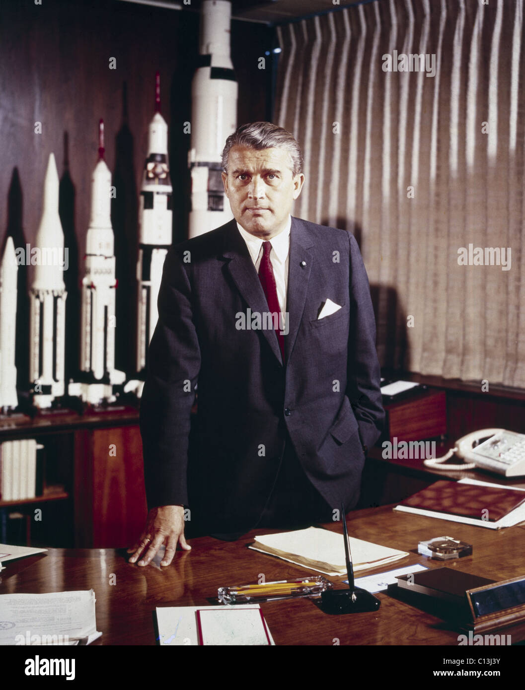 Wernher von Braun (1912-1977), nel suo ufficio, 5 maggio 1964. ©Nasa/cortesia Everett Collection Foto Stock