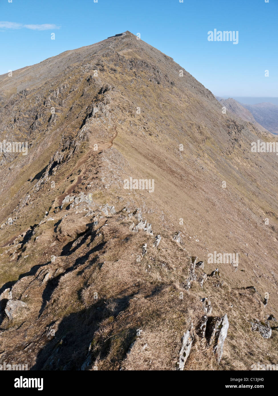 Il vertice di Snowdon, Yr Wyddfa, visto dalla cresta sud a Bwlch principali Foto Stock