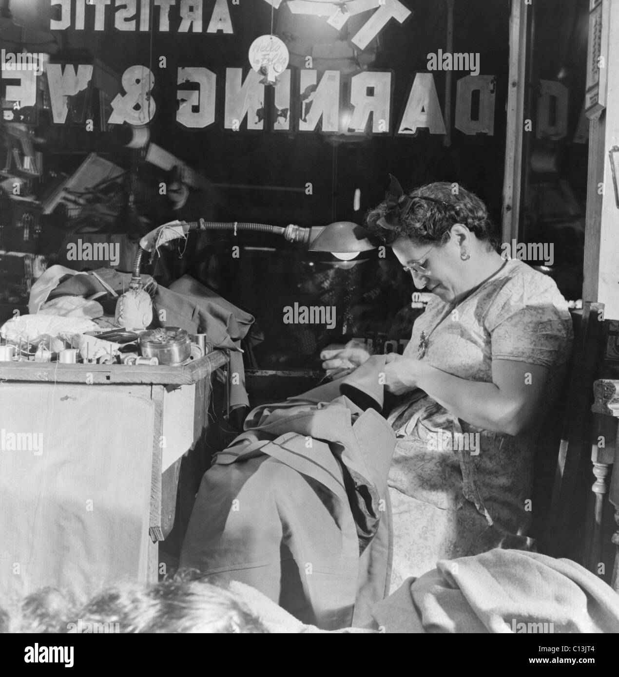 Proprietaria di una tessitura ebraica shop on Ginestra Street nel Lower East Side, il quartiere ebraico della città di New York. Agosto 1942. Foto Stock