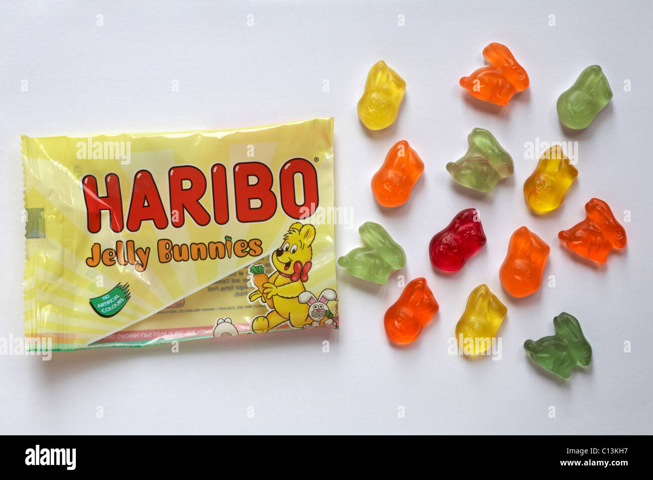 Pacchetto di Haribo Jelly coniglietti dolci per la Pasqua con contenuto versato isolati su sfondo bianco Foto Stock