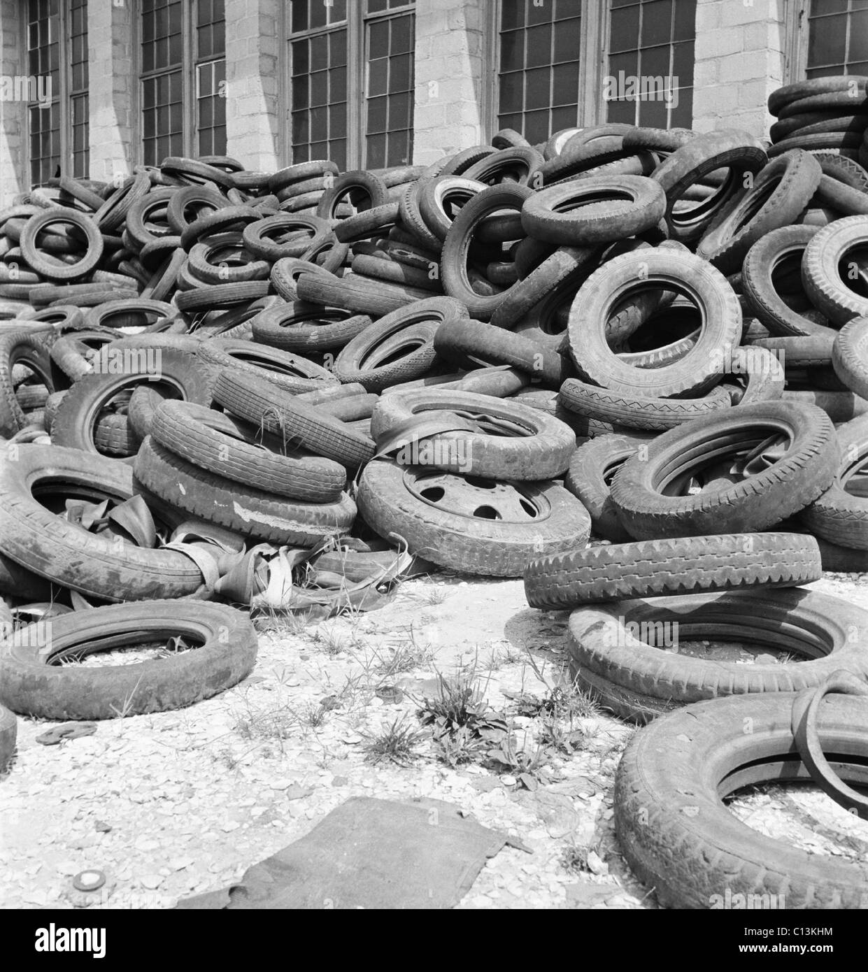 Pneumatici di gomma si sono riuniti per essere riciclato nel mese di agosto, 1941. La gomma naturale è stata sempre costosa, e ancor di più dopo la II Guerra Mondiale il taglio delle forniture provenienti dal sud-est asiatico, rendendo la conservazione di gomma e il riciclaggio è stato essenziale. Foto Stock