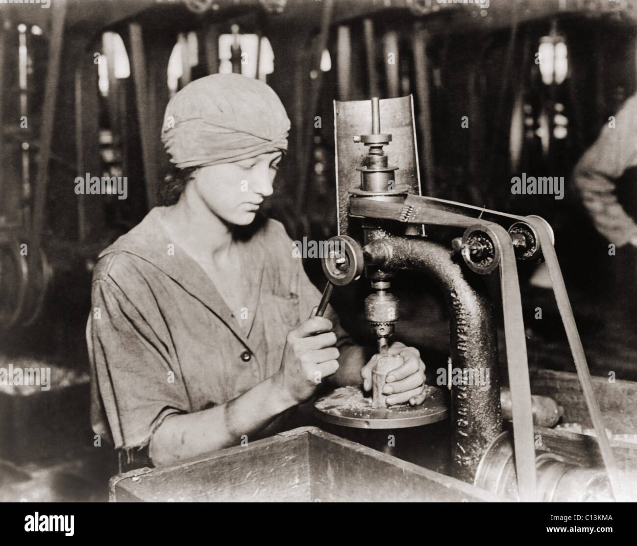 Donna svasatura a detonatore foro del tubo in Hand Grenade a Westinghouse Electric & Manufacturing. Azienda, durante la Seconda Guerra Mondiale. Foto Stock