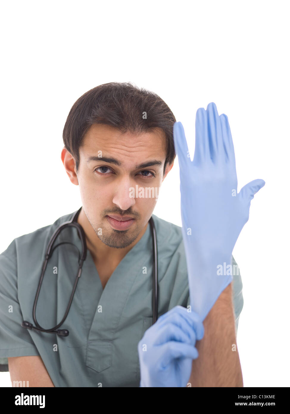 Giovane chirurgo mettendo su guanti di protezione Foto Stock